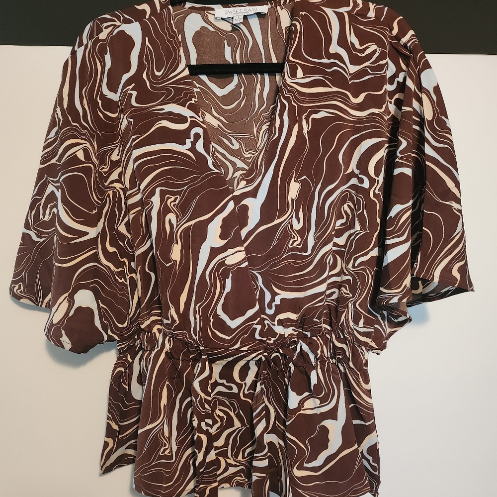 Stylish top with strings